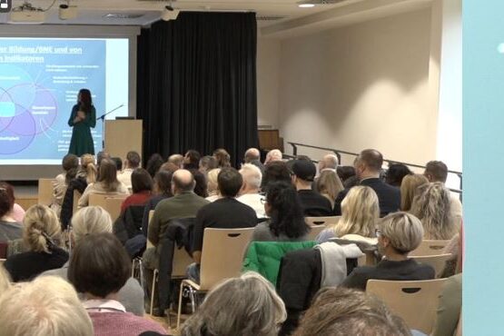 Die Referentin vor Publikum