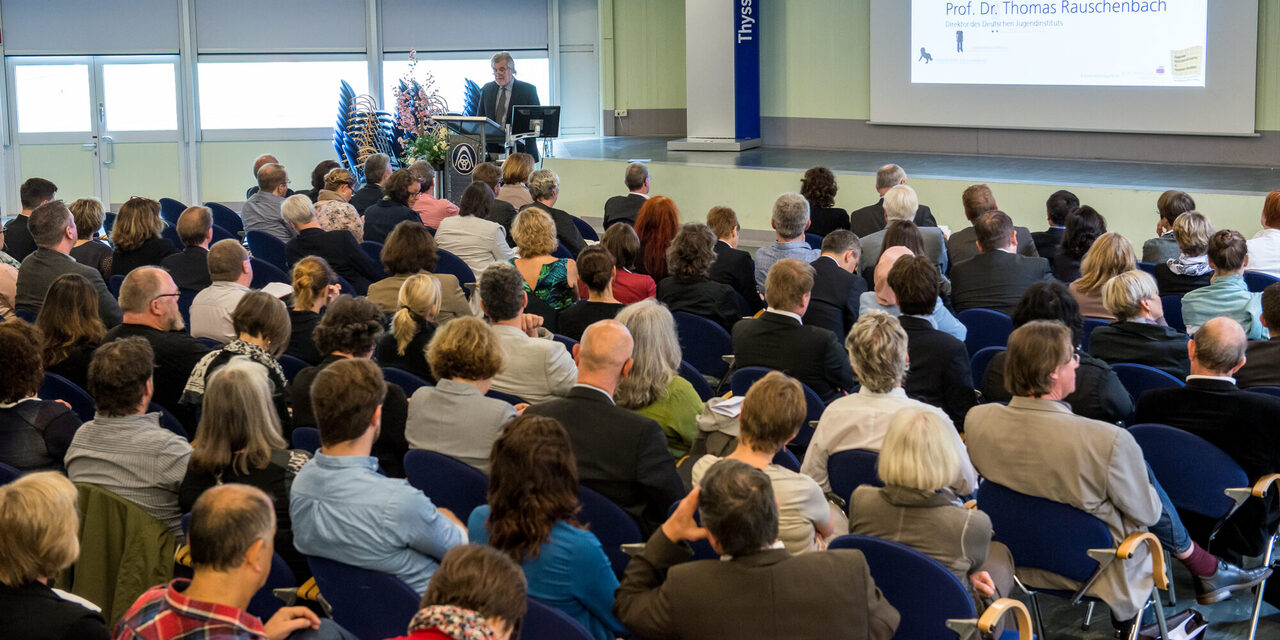 Menschen hören einen Vortrag