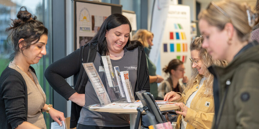 Menschen im Gespräch an einem Infostand