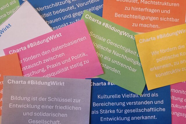 bunte Karten übereinander gelegt
