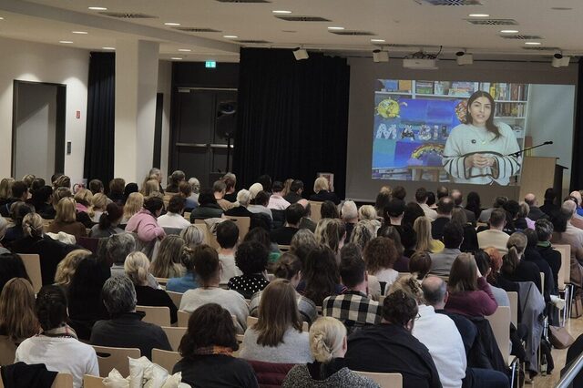 Zuschauende bei einer Konferenz