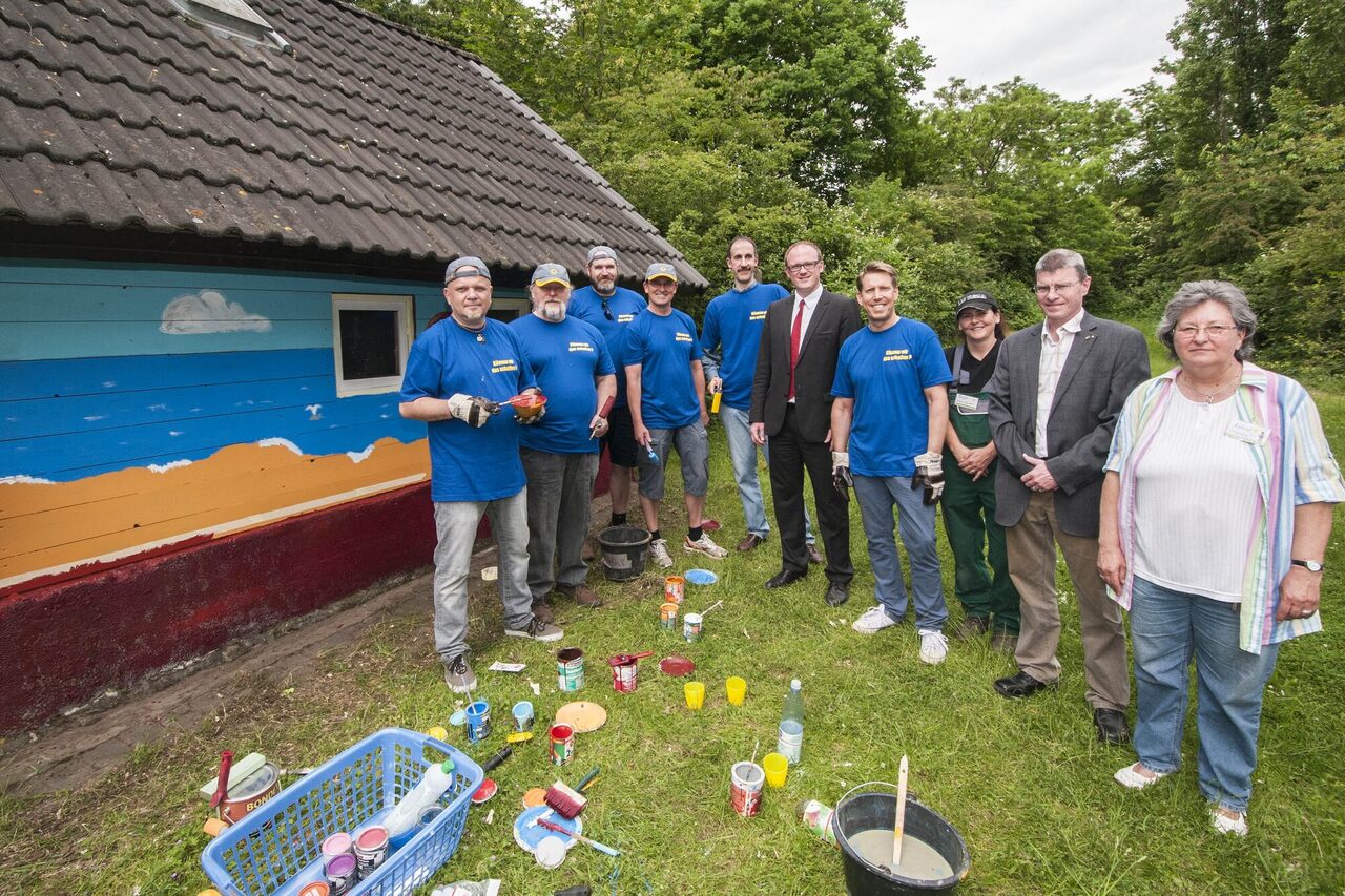 Eine Gruppe von Menschen auf einer Wiese.
