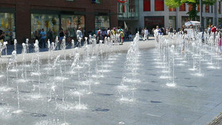 viele kleine Wasserfontänen spritzen aus dem Boden