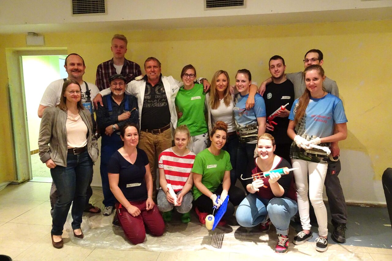 Die Gruppe der ehrenamtlichen Helferinnen und Helfer.