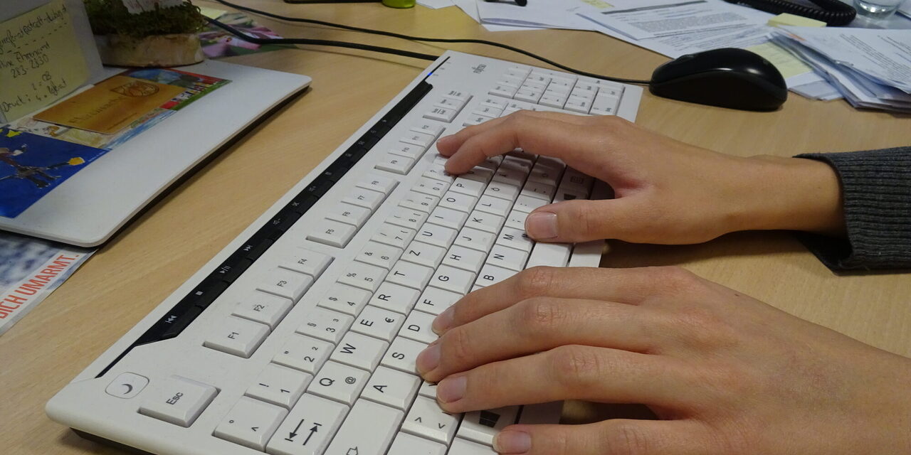 Hände auf einer Tastatur