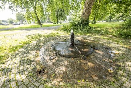 Skulpturen-Brunnen in Neumühl auf der Grünfläche zwischen Wienerstr, Am Inzerfeld und Konrad-Adenauer-Ring
