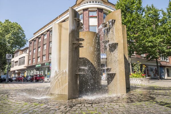 Segmentbrunnen auf der Friedrich-Alfred-Straße in Duisburg Rheinhausen