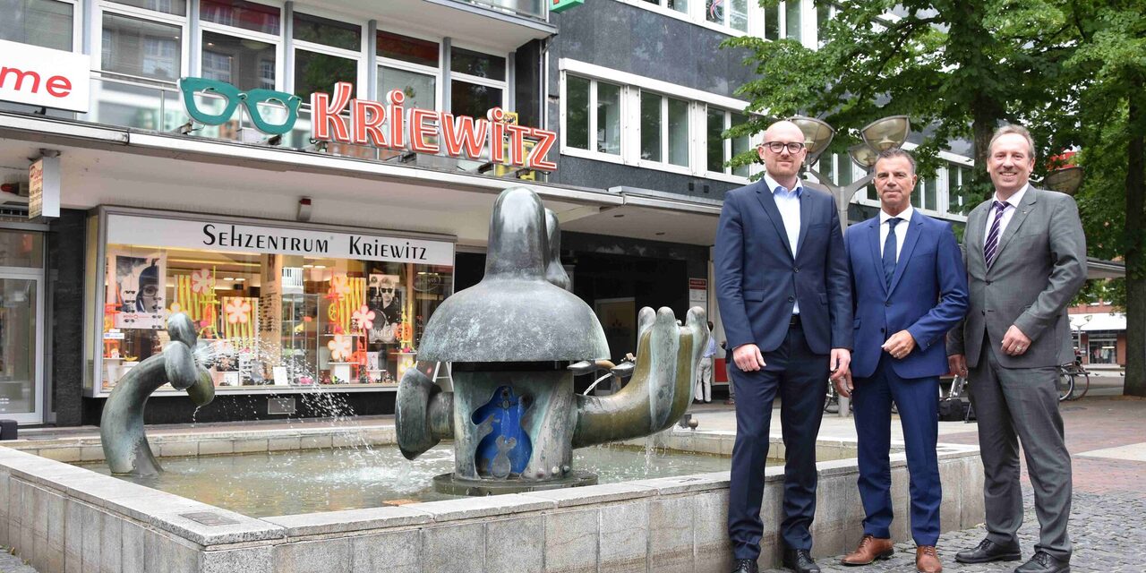 Oberbürgermeister Sören Link, Casino-Direktor Jochen Braun und Stadtentwicklungsdezernent Carsten Tum vor dem Otmar Alt Brunnen