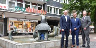 Oberbürgermeister Sören Link, Casino-Direktor Jochen Braun und Stadtentwicklungsdezernent Carsten Tum vor dem Otmar Alt Brunnen