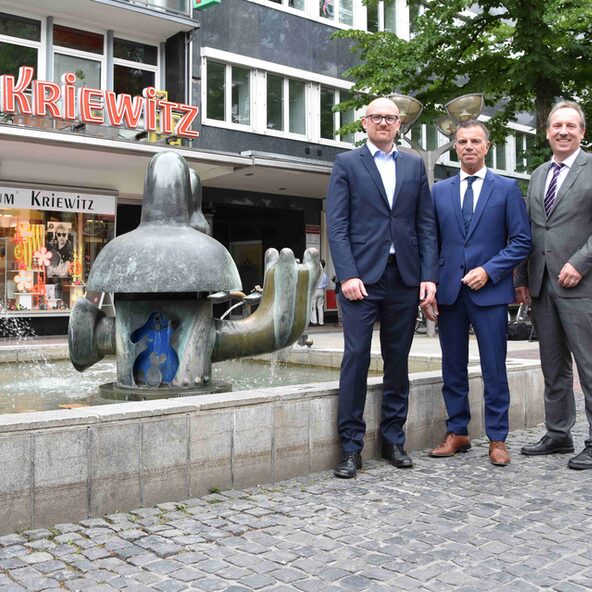 Oberbürgermeister Sören Link, Casino-Direktor Jochen Braun und Stadtentwicklungsdezernent Carsten Tum vor dem Otmar Alt Brunnen