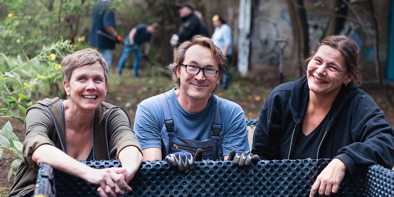 Mitarbeiterinnen und Mitarbeiter der Commerz Direktservice GmbH bei ihrem Einsatz