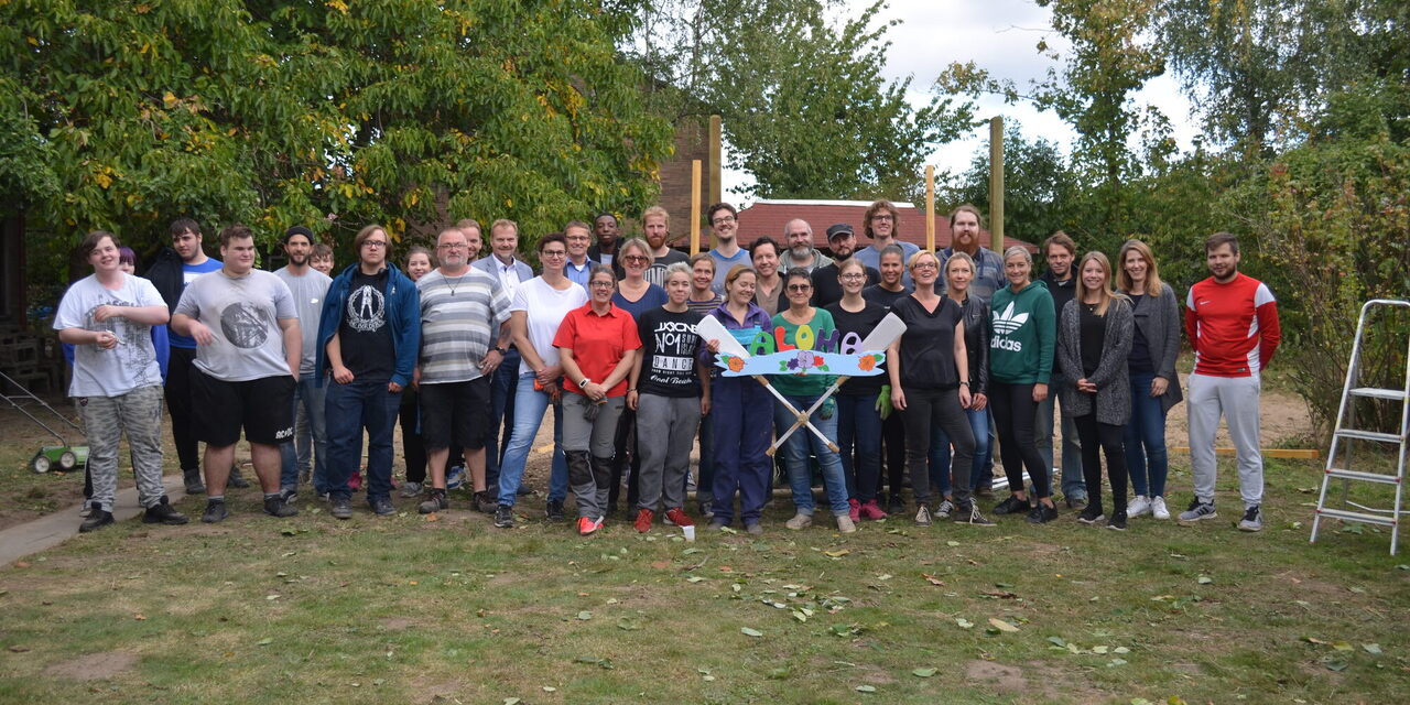 Mitarbeiterinnen und Mitarbeiter mit Hr. Homp vom Commerz Direktservice GmbH mit einigen Schülern, Lehrern und der Schulleiterin Fr. Bundels und Hr. Kalveram, Amtsleiter für Schulische Bildung