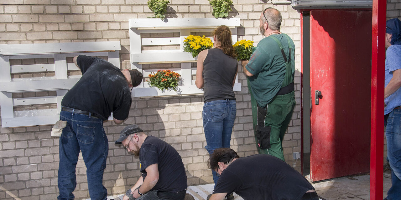Menschen bauen eine Holzterrasse