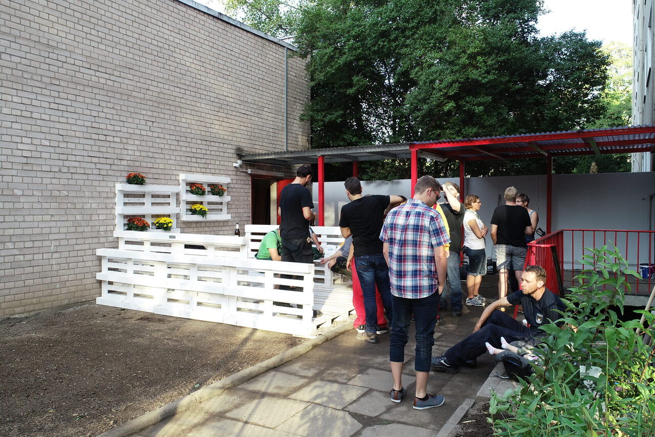 Holzterrasse mit Palettenmöbeln