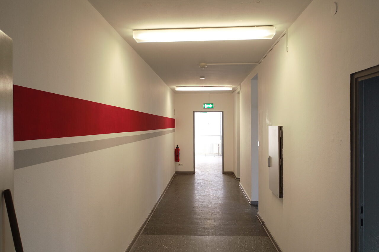 Ein Flur mit rot-weißen Wänden