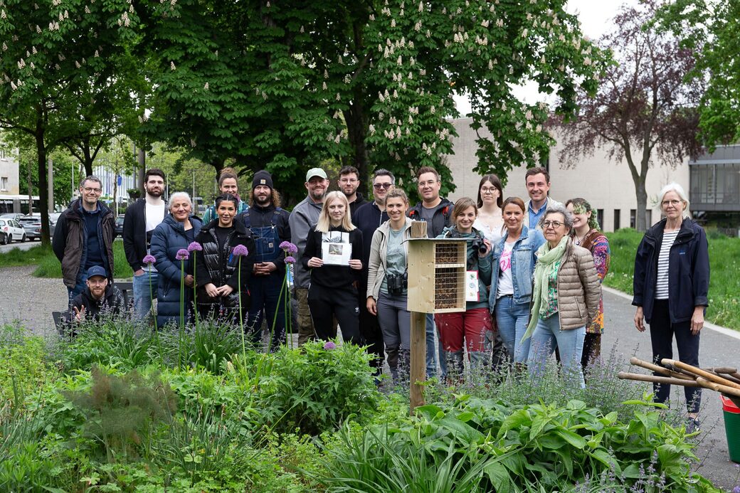 Gruppenfoto nach der erfolgreichen Montage des Wildbienenhauses