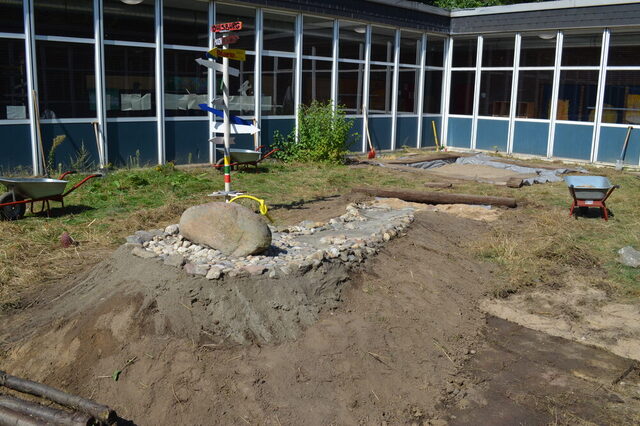 Matschstraße mit Sandkasten im Hintergrund