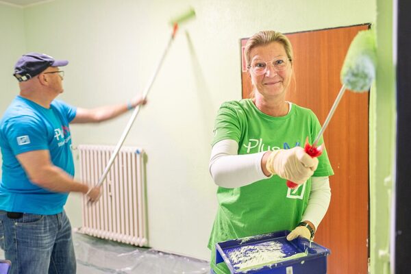 Mitarbeitende sind mit Farbrollen aktiv