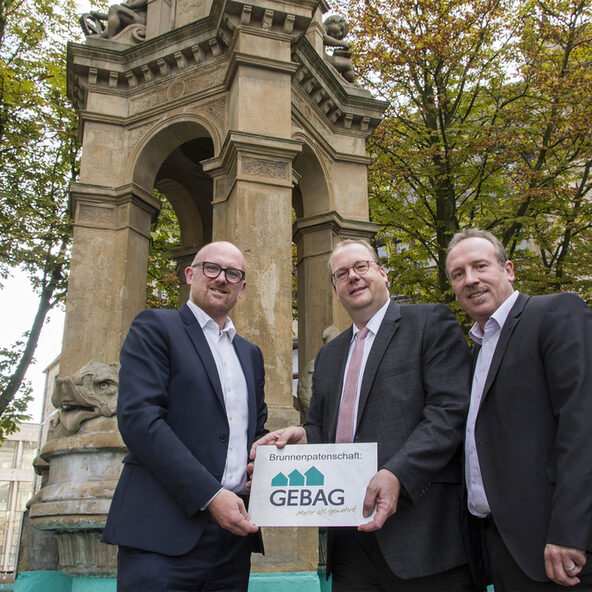 Oberbürgermeister Sören Link, GEBAG-Geschäftsführer Bernd Wortmeyer, Dezernent für Stadtentwicklung und Umwelt Carsten Tum vor dem Mercator-Brunnen