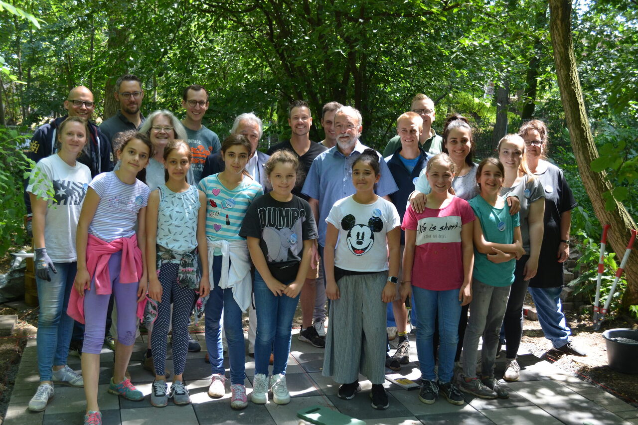 Eine Gruppe steht auf dem neu angelegten Schachbrett