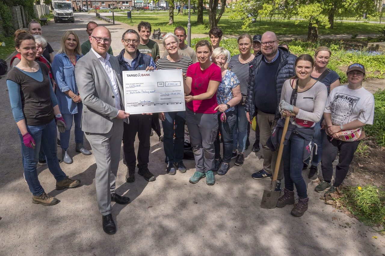Die TARGOBANK übergibt den symbolischen Scheck an die Akteure von Duisburg-summt