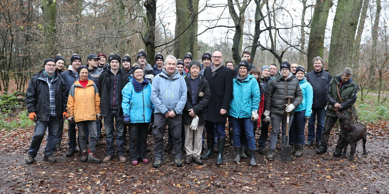 Gruppenfoto der engagierten Helferinnen und Helfer mit Oberbürgermeister Link