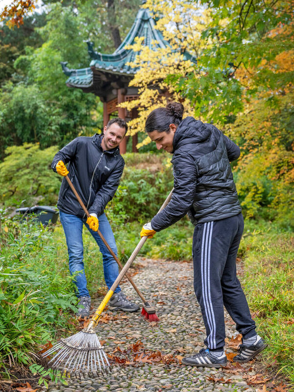 Zwei Auszubildende bei der Pflege der Wege
