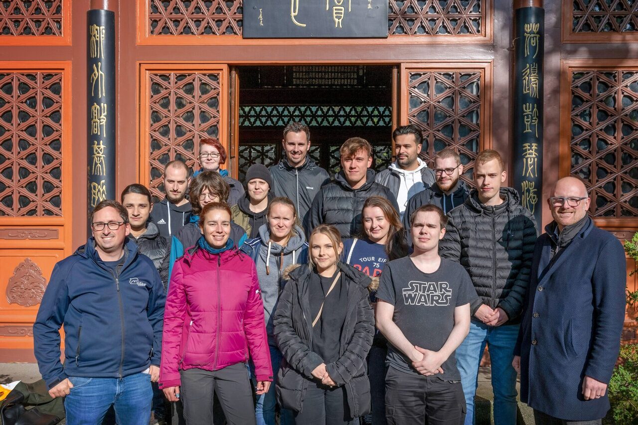 Gruppenbild der Auszubildenden mit Oberbürgermeister Link und einem Mitarbeiter des Zoos Duisburg