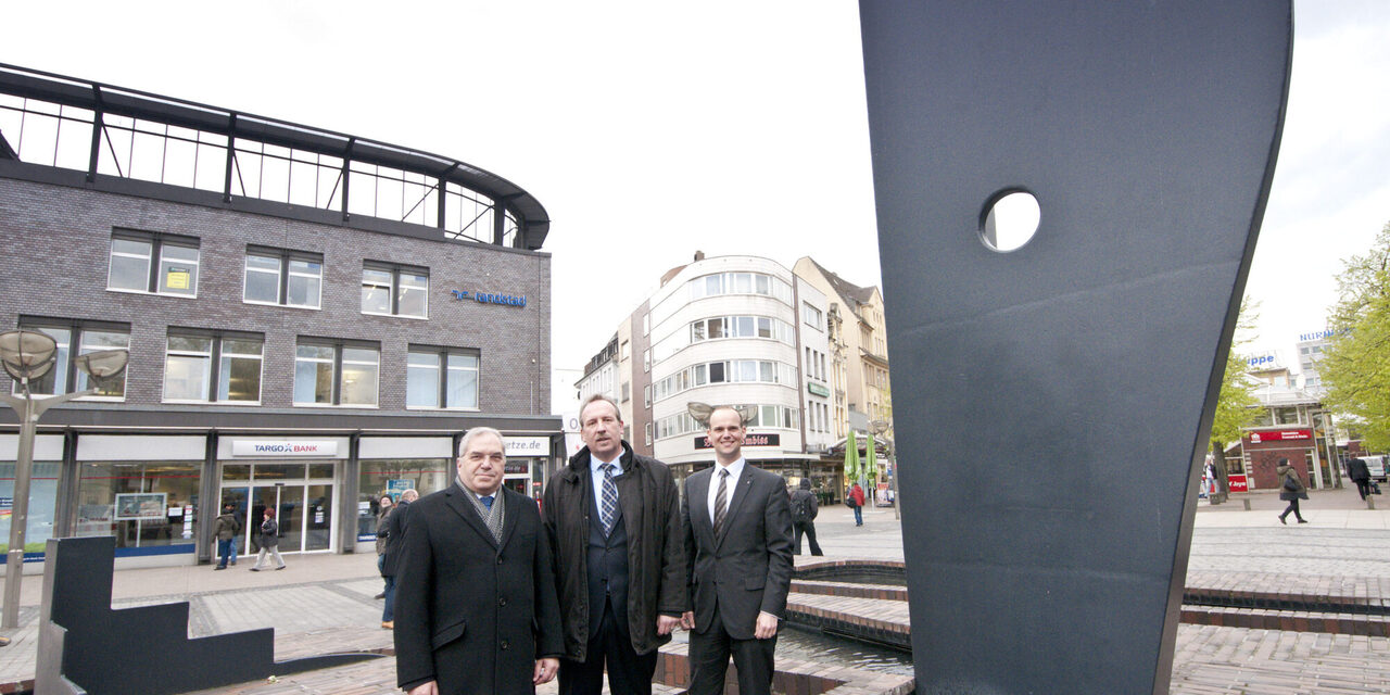 Rainer Morawietz, Carsten Tum, Andre Kruschinski vor dem Schiffsmasken-Brunnen