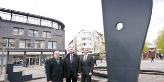 Rainer Morawietz, Carsten Tum, Andre Kruschinski vor dem Schiffsmasken-Brunnen