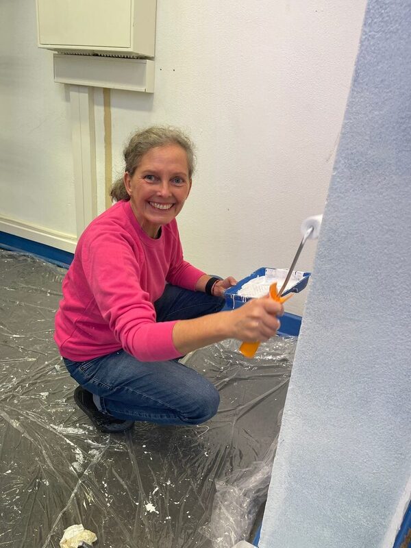 Eine Mitarbeiterin von der Targo Bank streicht die Wand.