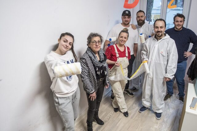 Ein Team der TARGOBANK bei der Renovierung der Lernräume