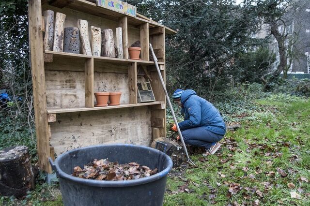 Ein Mitarbeiter der TARGOBANK bei der Laubentsorgung.