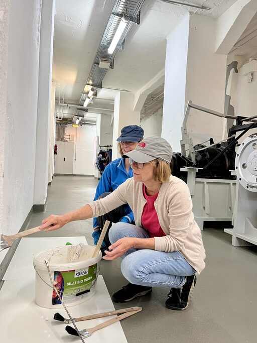 Mitarbeiterinnen beim Streichen der Museumswände