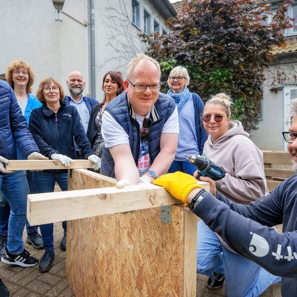 Mitarbeitende beim Bau der Matschküche