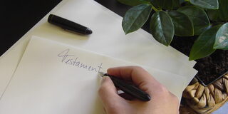 Papier mit Aufschrift "Testament"