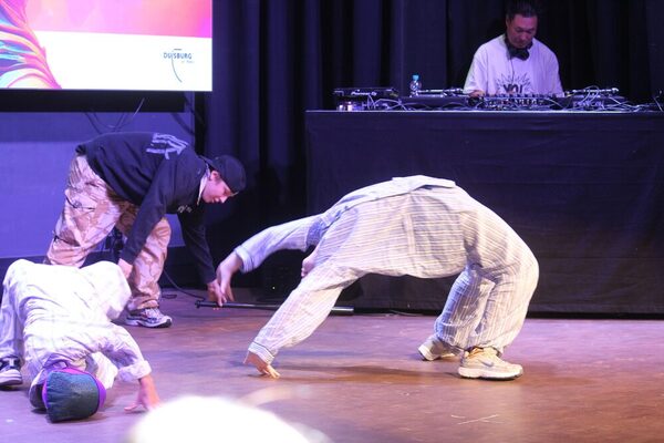 Jugendliche performen Streetdance im Rahmen der Streetdancemeisterschaft