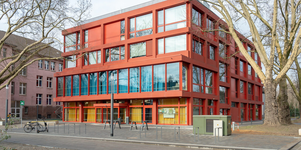 Ein rotes Gebäude