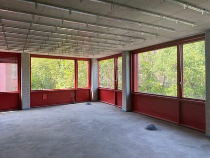Großer Raum mit roten Fenstern