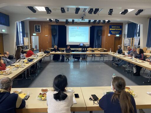 Menschen an einem Tisch