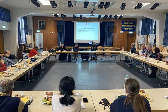 Menschen an einem Tisch