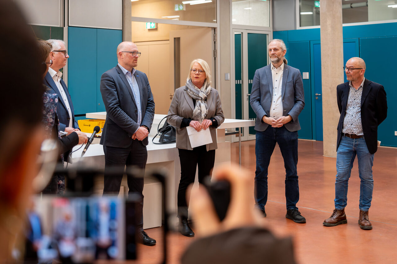 Fünf Personen stehen nebeneinander