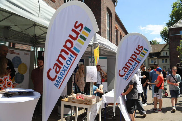 Menschen an einem Infostand