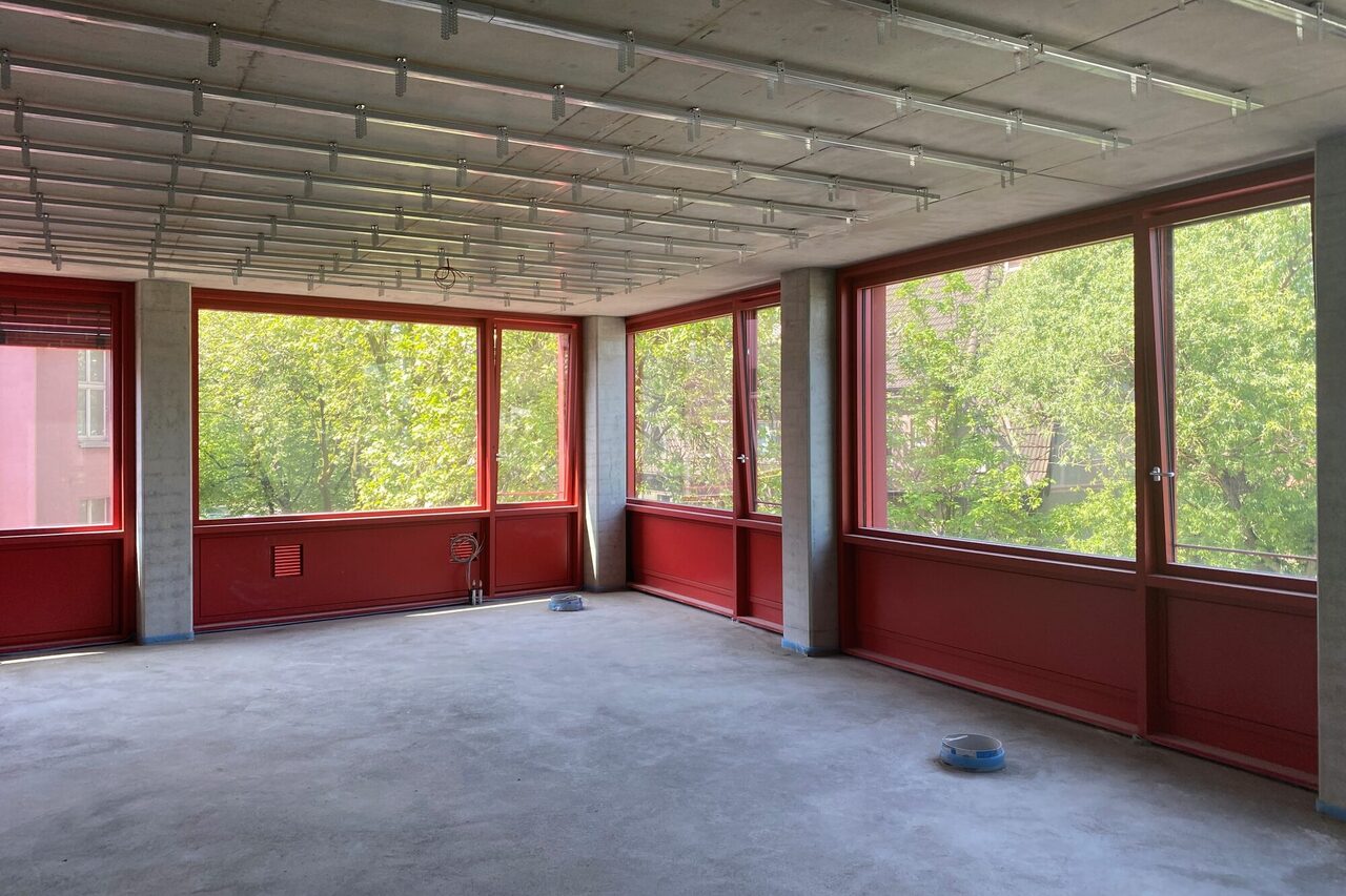 Großer Raum mit roten Fenstern