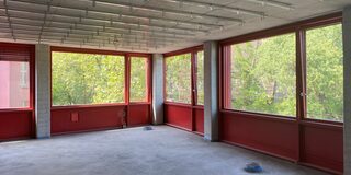 Großer Raum mit roten Fenstern