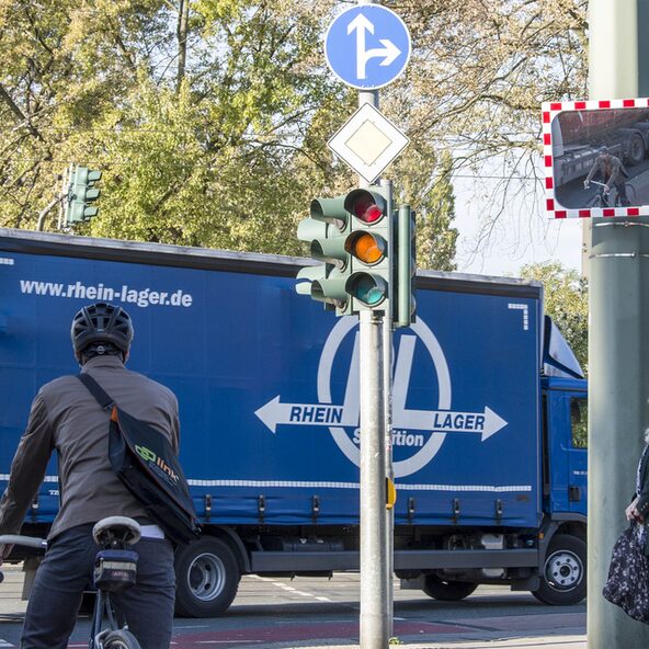 Radfahrer an einer Kreuzung mit Verkehrsspiegel