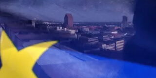 EU-Flagge über Duisburg Skyline