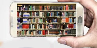 Bücher Smartphone Hand Halten