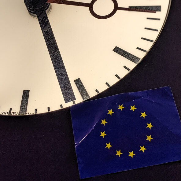 Uhr und EU Logo