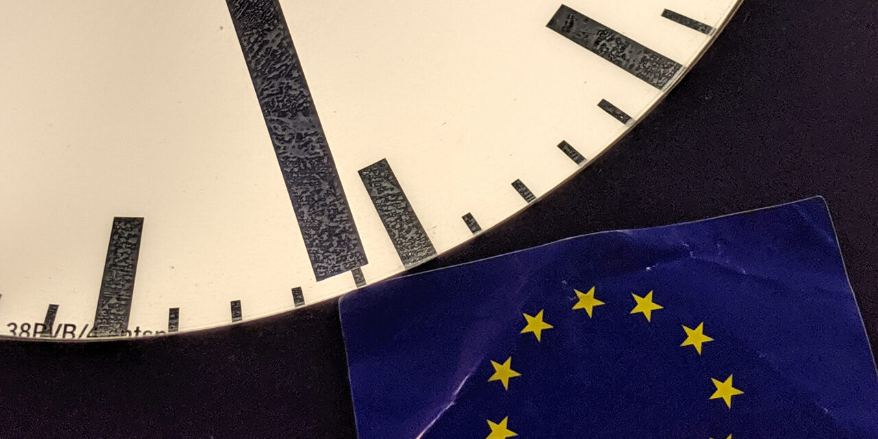 Uhr und EU Logo